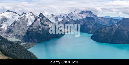 Vue panoramique sur le mont Garibaldi qui s'élève au-dessus de la magnifique eau bleu glaciaire du lac Garibaldi depuis Panorama Ridge. Banque D'Images