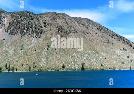 Vue pittoresque d'été sur le lac des détenus, entouré par les montagnes de la Sierra Nevada, dans le comté de Mono Lake, en Californie Banque D'Images