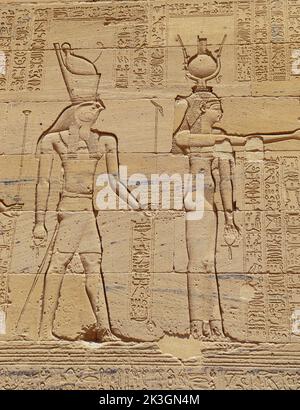 De beaux reliefs pharaoniques et hiéroglyphes sculptés sur les murs du temple de Philé, Assouan Banque D'Images