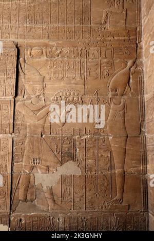 De beaux reliefs pharaoniques et hiéroglyphes sculptés sur les murs du temple de Philé, Assouan Banque D'Images