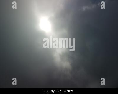 Vue aérienne.Le drone survole des nuages brumeux et moelleux.Soleil bleu ciel et brouillard marin.Résumé nature aérienne été océan coucher de soleil mer et ciel fond Banque D'Images