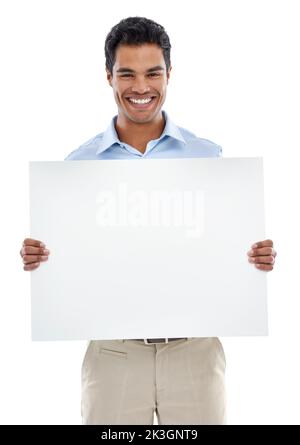 Comment aimez-vous cette idée. Studio photo d'un jeune homme tenant une carte vierge pour espace de copie isolée sur blanc. Banque D'Images