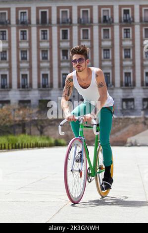 Équitation vintage. Un beau jeune homme à vélo en plein air. Banque D'Images