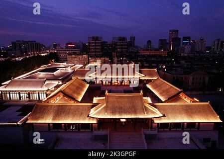 HANGZHOU, CHINE - le 26 SEPTEMBRE 2022 - une vue aérienne du musée de la dynastie des Song du Sud de Hangzhou est vue lors de la mise en service des lumières à Hangz Banque D'Images