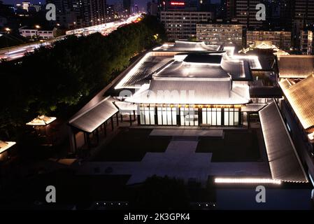 HANGZHOU, CHINE - le 26 SEPTEMBRE 2022 - une vue aérienne du musée de la dynastie des Song du Sud de Hangzhou est vue lors de la mise en service des lumières à Hangz Banque D'Images
