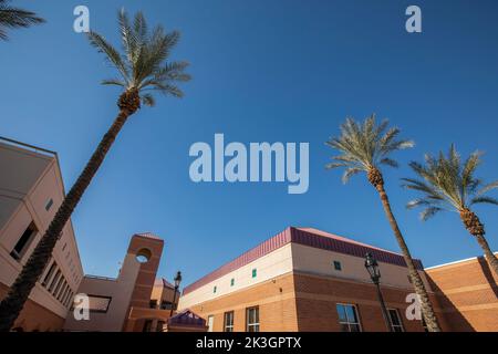 L'après-midi, vue sur l'hôtel de ville public du centre-ville et le centre civique de Glendale, Arizona, États-Unis. Banque D'Images