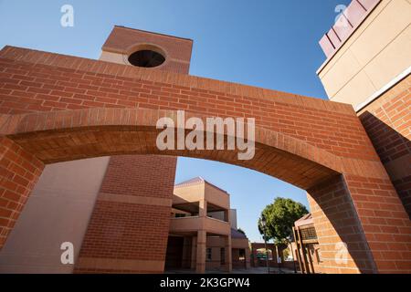 L'après-midi, vue sur l'hôtel de ville public du centre-ville et le centre civique de Glendale, Arizona, États-Unis. Banque D'Images