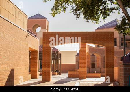 L'après-midi, vue sur l'hôtel de ville public du centre-ville et le centre civique de Glendale, Arizona, États-Unis. Banque D'Images