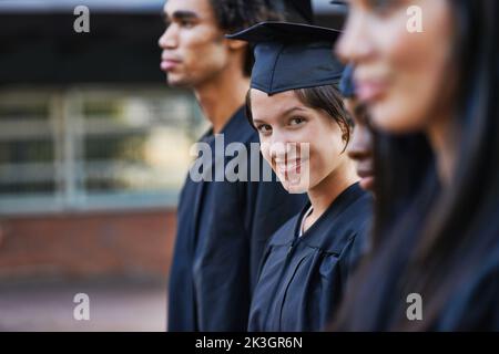 Je l'ai fait jusqu'à la remise des diplômes. Un diplômé d'université souriant pendant sa cérémonie de remise des diplômes. Banque D'Images