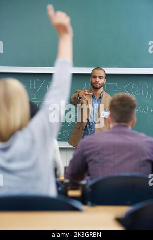 Construire des esprits brillants. Un jeune professeur de sexe masculin donne une leçon à ses élèves dans la salle de conférence. Banque D'Images
