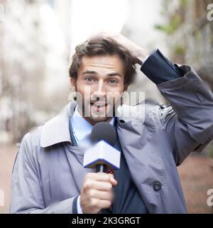 Attention à commenter. Portrait court d'un beau journaliste faisant une interview. Banque D'Images