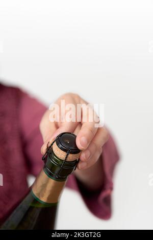 Femme méconnue ouvrant une bouteille de champagne ou de cidre. Concept de fête et de fête. Gros plan avec espace de copie. Banque D'Images