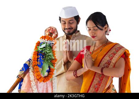 Couple Maharashtrian en robe traditionnelle priant sur le festival Gudi Padwa Banque D'Images