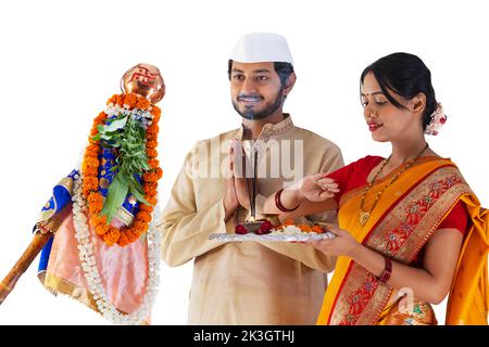 Couple Maharashtrian en robe traditionnelle priant sur le festival Gudi Padwa Banque D'Images