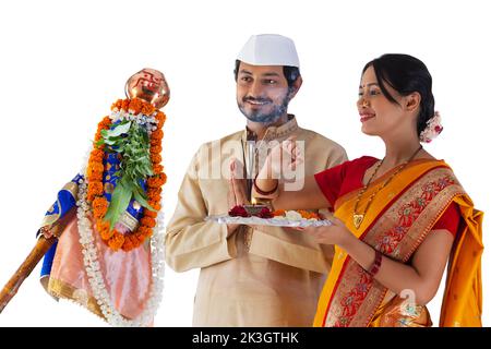 Couple Maharashtrian en robe traditionnelle priant sur le festival Gudi Padwa Banque D'Images