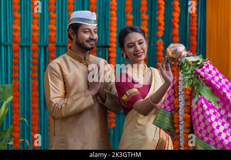 Couple Maharashtrian en robe traditionnelle priant sur le festival Gudi Padwa Banque D'Images