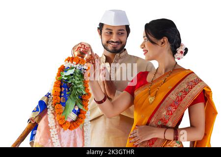 Couple Maharashtrian en robe traditionnelle priant sur le festival Gudi Padwa Banque D'Images