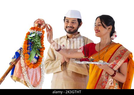 Couple Maharashtrian en robe traditionnelle priant sur le festival Gudi Padwa Banque D'Images