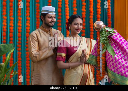 Couple Maharashtrian en robe traditionnelle priant sur le festival Gudi Padwa Banque D'Images