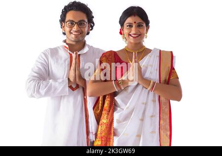 Portrait du couple bengali saluant et souriant Banque D'Images