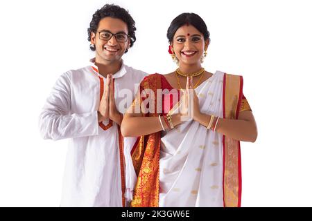 Portrait du couple bengali saluant et souriant Banque D'Images