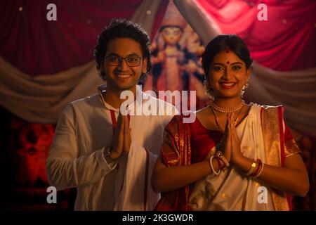 Portrait de l'accueil des jeunes couples bengalis à l'occasion de Durga Puja Banque D'Images