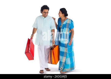 Couple bengali heureux debout avec des sacs de shopping Banque D'Images