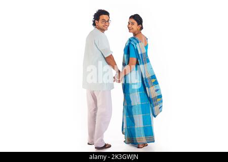 Portrait d'un couple bengali regardant en arrière-plan l'appareil photo sur fond blanc Banque D'Images