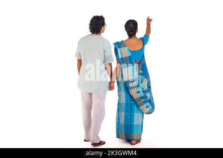 Vue arrière du couple bengali debout sur fond blanc Banque D'Images