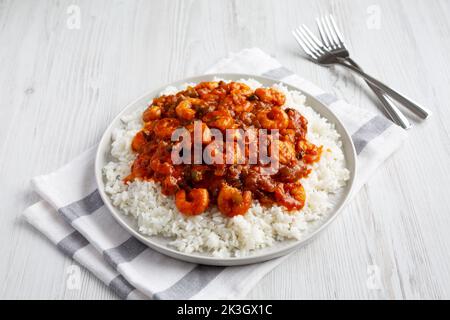 Crevettes cubaines maison créole sur une assiette, vue latérale. Banque D'Images