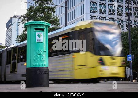 EDITORIAL UTILISEZ UNIQUEMENT Une boîte postale verte qui a été installée sur la place Saint-Pierre de Manchester dans le cadre de la campagne « lettres à demain » de la Climate Coalition au cours de la « semaine verte » de cette année. Date de publication : mardi 27 septembre 2022. Banque D'Images