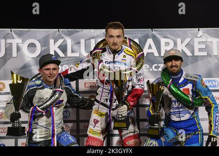 Prague, République tchèque. 26th septembre 2022. L-R Eduard Krcmar (tchèque; 2nd places), Marko Levishyn (Ukraine; 1st places) an Jan Kvech (tchèque; 3rd places) fêtent sur le podium après 53rd ans du Mémorial de Lubos Tomicek, Grand Prix à Prague, République tchèque, 26 septembre 2022. Crédit : Roman Vondrous/CTK photo/Alay Live News Banque D'Images