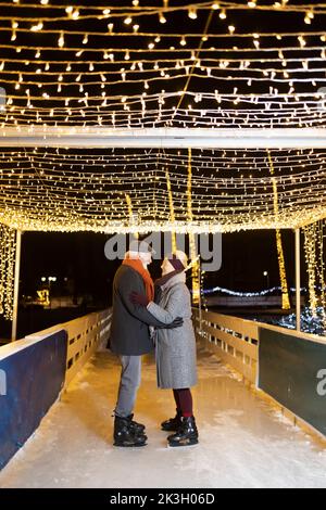 Couple de personnes âgées sur patins à glace Banque D'Images