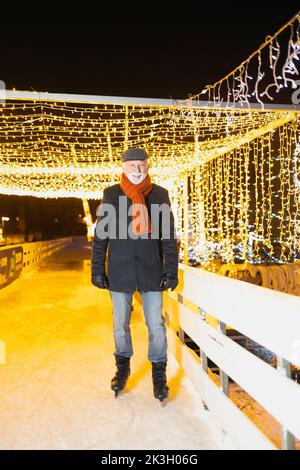 Homme âgé portant des patins à glace Banque D'Images