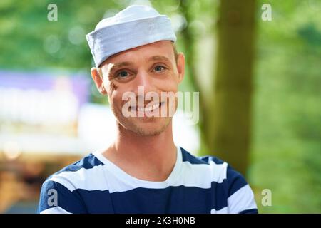 Ahoy, Sailor. Portrait d'un homme beau dans une tenue de marin lors d'un festival de musique. Banque D'Images