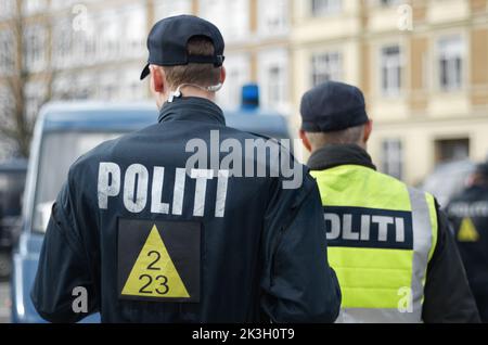Nous sommes ici pour servir. Vue arrière d'un policier non identifié en uniforme. Banque D'Images