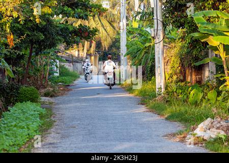 Motocyclistes sur la route rurale, Hai Phong, Vietnam Banque D'Images