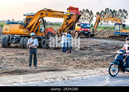 Travailleurs vietnamiens sur le chantier de construction de routes, rural Hai Phong, Vietnam Banque D'Images