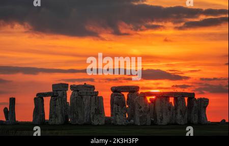 Coucher de soleil automne Equinox à Stonehenge Salisbury Plain Wiltshire sud-ouest de l'Angleterre Royaume-Uni Banque D'Images