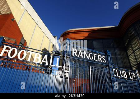 Photo du dossier datée du 18/2/2012 des portes du stade Ibrox, Glasgow. JD Sports, Elite Sports et Rangers FC ont été condamnés à une amende totale de plus de £2 millions par l'organisme de surveillance de la compétition après avoir constaté qu'ils avaient fixé les prix des répliques de kits de football. L'Autorité de la concurrence et du marché (CMA) a déclaré qu'Elite Sports et JD Sports ont enfreint la loi en fixant les prix de détail des tenues de marque Rangers et d'autres articles vestimentaires à partir de septembre 2018 et juillet 2019. Date de publication : mardi 27 septembre 2022. Banque D'Images