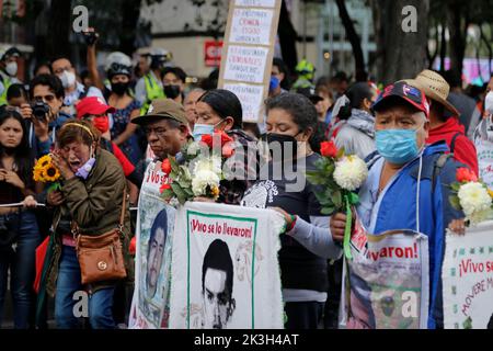 Mexique, Mexique. 26th septembre 2022. Les parents des élèves disparus tiennent des banderoles lors d'une manifestation pour commémorer le 8th anniversaire de la disparition des 43 élèves d'Ayotzinapa. Dans la nuit de 26 septembre 2014, 43 élèves de l'école normale rurale Raœl Isidro Burgos située à Iguala, Guerrero, Ont été victimes de disparitions forcées par des membres de la sécurité publique de l'État de Guerrero et de la sécurité militaire fédérale.les étudiants auraient tenté de détourner des camions pour les utiliser pour leurs manifestations. Crédit : SOPA Images Limited/Alamy Live News Banque D'Images