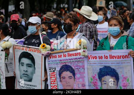 Mexique, Mexique. 26th septembre 2022. Les parents des élèves disparus tiennent des banderoles lors d'une manifestation pour commémorer le 8th anniversaire de la disparition des 43 élèves d'Ayotzinapa. Dans la nuit de 26 septembre 2014, 43 élèves de l'école normale rurale Raœl Isidro Burgos située à Iguala, Guerrero, Ont été victimes de disparitions forcées par des membres de la sécurité publique de l'État de Guerrero et de la sécurité militaire fédérale.les étudiants auraient tenté de détourner des camions pour les utiliser pour leurs manifestations. Crédit : SOPA Images Limited/Alamy Live News Banque D'Images