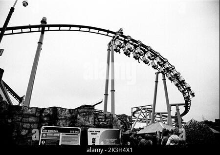 Vol de la montagne russe de Ptérosaur à Paultons Park, Ower, Romsey, Hampshire, Angleterre, Royaume-Uni. Banque D'Images