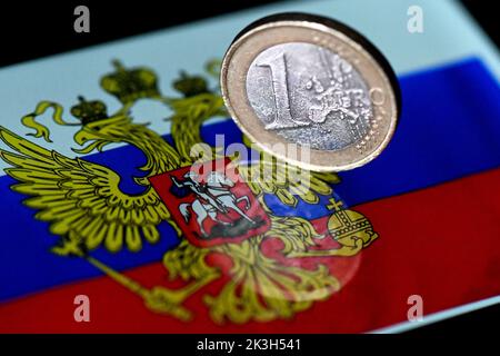 Cologne, Allemagne. 26th septembre 2022. Un euro est sur un drapeau russe. Credit: Federico Gambarini/dpa/Alay Live News Banque D'Images