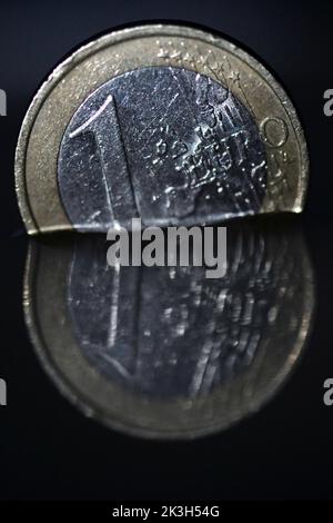 Cologne, Allemagne. 26th septembre 2022. Un euro se reflète sur une surface d'eau. Credit: Federico Gambarini/dpa/Alay Live News Banque D'Images