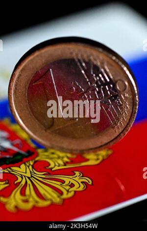 Cologne, Allemagne. 26th septembre 2022. Un euro est sur un drapeau russe. Credit: Federico Gambarini/dpa/Alay Live News Banque D'Images