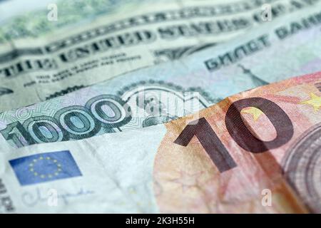Cologne, Allemagne. 26th septembre 2022. Les billets d'euro, de rouble, de dollar et de livre sont sur une table. Credit: Federico Gambarini/dpa/Alay Live News Banque D'Images