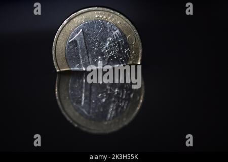 Cologne, Allemagne. 26th septembre 2022. Un euro se reflète sur une surface d'eau. Credit: Federico Gambarini/dpa/Alay Live News Banque D'Images