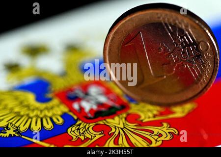 Cologne, Allemagne. 26th septembre 2022. Un euro est sur un drapeau russe. Credit: Federico Gambarini/dpa/Alay Live News Banque D'Images