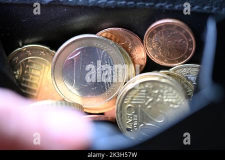 Cologne, Allemagne. 26th septembre 2022. Des morceaux d'argent se trouvent dans un sac à main. Credit: Federico Gambarini/dpa/Alay Live News Banque D'Images